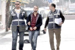 200 lira i&ccedil;in arkadaşını bı&ccedil;akladı