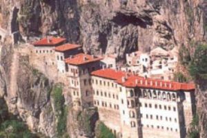 S&uuml;mela Manastırı'ndan yuvarlandılar