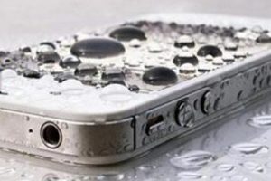 iPhone'u suya d&uuml;şene yeni iPhone