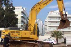 İş makinesiyle polise &ccedil;arptı