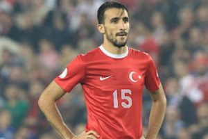 Fenerbah&ccedil;e'de Mehmet Topal m&uuml;jdeyi verdi