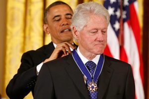 Obama'dan Clinton'a &Ouml;zg&uuml;rl&uuml;k Madalyası