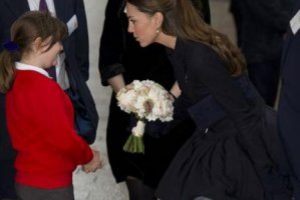 Prenses Kate'in eteği r&uuml;zgara dayanamadı...
