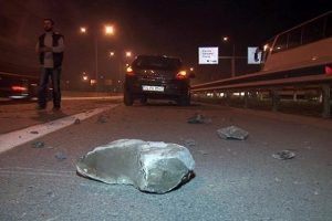 Kamyondan d&uuml;şen taşlar s&uuml;r&uuml;c&uuml;lerin kabusu oldu