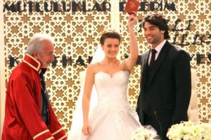 Gizem Karaca gelinlik giydi, annesi g&ouml;zyaşlarına boğuldu