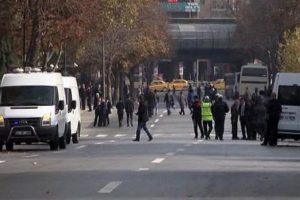 Başbakanlık &ouml;n&uuml;nde canlı bomba alarmı!