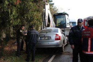 Kontrolden &ccedil;ıkarak kamyona &ccedil;arptı