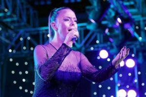 Ebru G&uuml;ndeş'e şok su&ccedil;lama