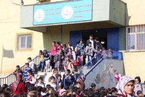 Bombalı saldırı sanığı &ouml;ğretmen okulda g&ouml;revine başladı