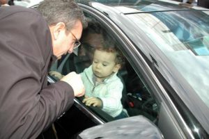 Minik Mete kendini arabaya kitledi