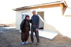 Hatice teyze ve engelli oğlu barakadan kurtuldu