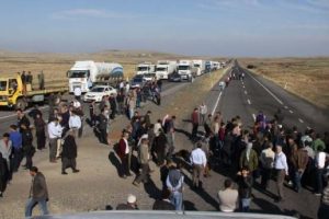 K&ouml;yl&uuml;ler yolu kapattı