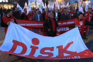 DİSK &uuml;yeleri Bursa'da kıdem tazminatı i&ccedil;in y&uuml;r&uuml;d&uuml;