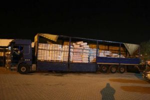 İplik y&uuml;kl&uuml; TIR'ı durdurunca ger&ccedil;ek ortaya &ccedil;ıktı