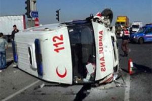 Ambulans otomobille &ccedil;arpıştı: 4 yaralı