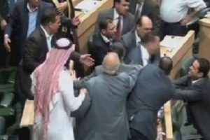 Mecliste ateş a&ccedil;an vekil kefaletle serbest