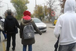 G&ouml;k&ccedil;ek'e otostop protestosu