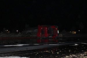 Sıvı şeker y&uuml;kl&uuml; TIR devrildi