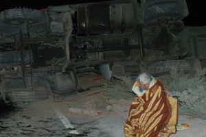 TIR'ı devirdi, başında bekledi