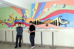 Okul duvarlarını sanat galerisine &ccedil;evirdiler