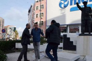 &Uuml;zerine benzin d&ouml;k&uuml;p kendisini yakmak istedi