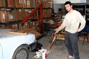 &Ccedil;aldıkları otomobille d&uuml;kkan soydular