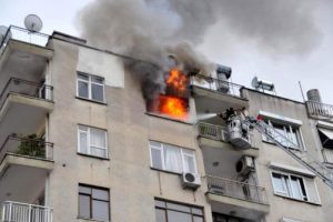 Alevler i&ccedil;inden itfaiye kurtardı