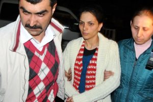 İki g&uuml;nl&uuml;k bebeğini &ouml;ld&uuml;r&uuml;p &uuml;st&uuml;ne beton d&ouml;kt&uuml;