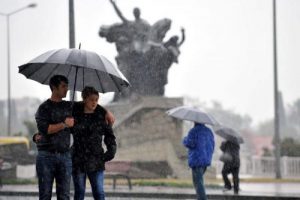 Antalya'da yağış hayatı olumsuz etkiliyor