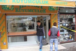 M&uuml;şterisine yardım etmek isterken soyuldu