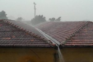 İzmir g&uuml;ne yağmurla başladı