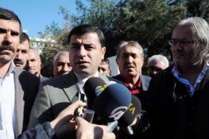 " 'K&uuml;rdistan' diyen K&uuml;rt siyaset&ccedil;iler rehin tutuluyor"