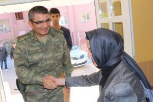 Askerden &ouml;ğretmene kutlama!