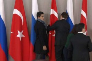 Toplantı &ouml;ncesi bayrak telaşı