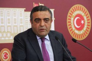 G&ouml;zaltına alınan &uuml;nl&uuml; oyuncuyu ziyaret etti