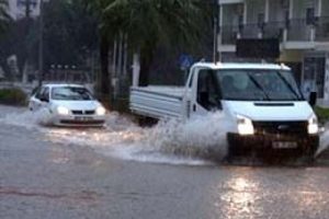 Fırtına Marmaris'i k&ouml;t&uuml; vurdu