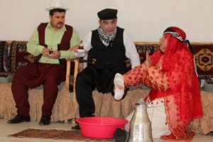 Tiyatrocu polisler &ouml;ğrencilere oynadı