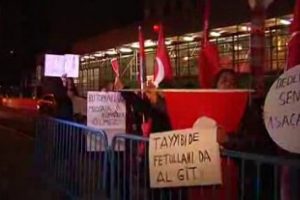 B&uuml;lent Arın&ccedil; Amerika'da protesto edildi