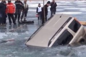 Rusya'da donmuş g&ouml;le otomobil d&uuml;şt&uuml;