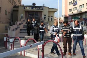 Maskeli hırsızlar yakayı ele verdi