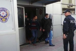 Polislere bı&ccedil;akla saldırdılar