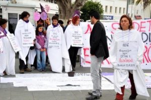 Kadınlardan kefenli eylem