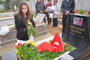 &Ouml;ğrencisi tarafından &ouml;ld&uuml;r&uuml;len &ouml;ğretmen unutulmadı