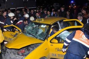 3 ara&ccedil; birbirine girdi: 2 yaralı