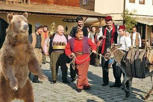 Dizi setinde ayı şoku