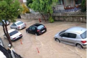 Sağanak yağış hayatı fel&ccedil; etti