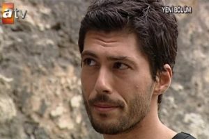 &Uuml;nl&uuml; oyuncuyu bı&ccedil;aklayan zanlıya ceza yağdı