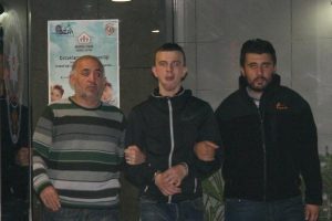 Polis eline basınca yakalandı!