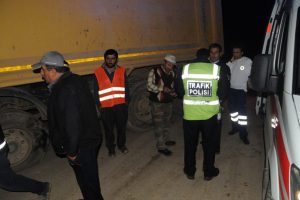 Otomobil kamyona &ccedil;arptı!