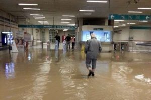 Metroyu sel bastı
